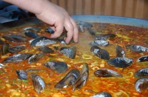 Cafe Azafran paella close hand 2crenh