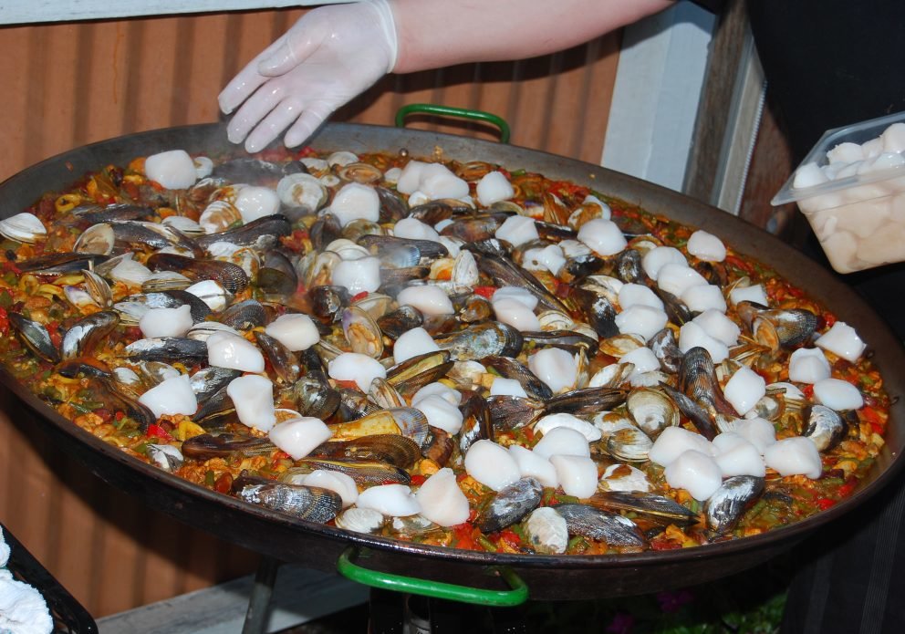 azafran paella pan w scallops hand