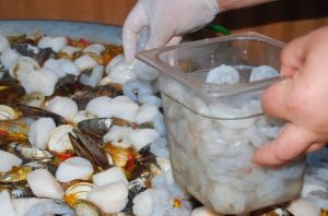azafran shrimp hand closecrenh